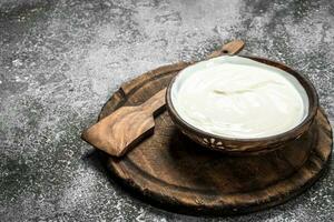 natürlich Joghurt im ein Schüssel. foto