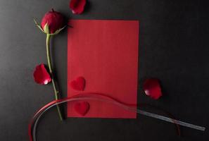 rote Rose mit weißer Karte. foto