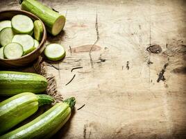 Zucchini geschnitten und ganze von das alt Stoff. foto