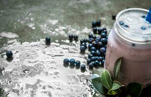 Blaubeere Smoothie mit Eis. auf Stein Hintergrund. foto