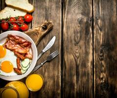 gebraten Speck mit Eier und Orange Saft. foto