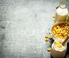 Fitness Lebensmittel. Mais Müsli mit Milch. foto