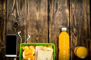 Sandwiches mit Orange Saft und Frucht. foto