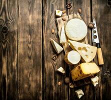 Stücke von Käse mit Nüsse foto