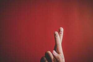 Finger mit Emotion auf rotem Hintergrund. foto