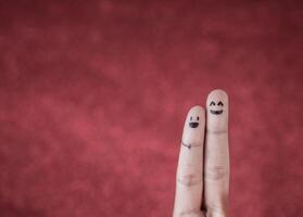 Finger mit Emotion auf rotem Hintergrund. foto