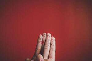 Finger mit Emotion auf rotem Hintergrund. foto