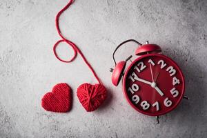 roter Wecker mit rotem Herzen, Valentinstag-Konzept. foto