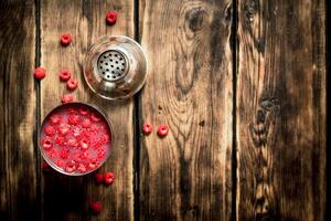 frisch Cocktail von wild Himbeeren im ein Shaker. foto