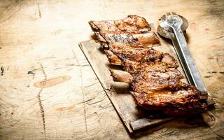 Schweinefleisch Rippen gegrillt auf das Tafel. foto