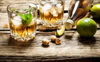 Rum mit Minze und Kalk. foto