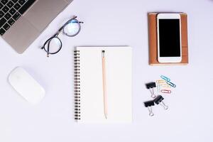 flacher Lay, Draufsicht-Bürotisch-Schreibtisch. Arbeitsbereich Hintergrund. foto