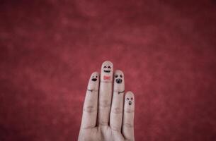 Finger mit Emotion auf rotem Hintergrund. foto