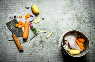 Schneiden Gemüse zum Hähnchen Suppe. foto