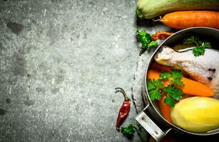 Vorbereitung von duftend Hähnchen Suppe mit frisch Gemüse foto