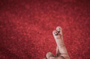 Finger mit Emotion auf rotem Hintergrund. foto