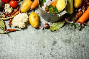 Vorbereitung von duftend Hähnchen Suppe mit frisch Gemüse foto