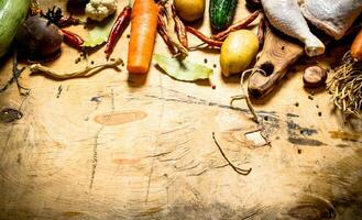 roh Hähnchen mit Gemüse und Gewürze zum Suppe. foto