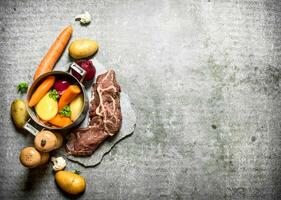 Kochen Suppe mit Gemüse und Fleisch. foto