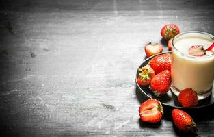 Smoothie mit Erdbeeren und Milch. foto