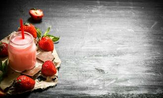 Erdbeere Smoothie mit Schokolade und Minze. foto