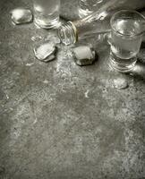 Flasche von Wodka mit Brille und Eis. foto