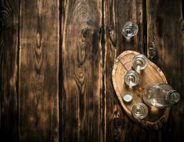 Wodka Flasche mit Schuss Brille auf das Tafel. foto