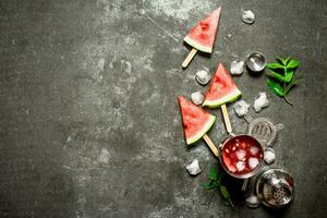 Wassermelone Cocktail mit Eis im ein Shaker. foto