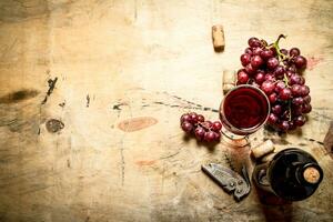 rot Wein mit Trauben und Korken. foto