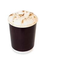 Cappuccino-Kaffee im Papierglas auf Weiß mit Beschneidungspfad foto