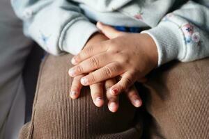 Kind Leiden von Juckreiz Haut auf Hand foto