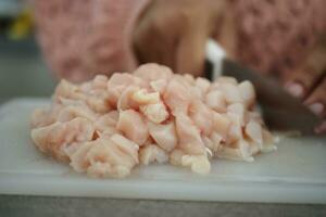 Schneiden Hähnchen Filet beim Kochen Klassen. foto