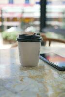 leer nehmen Weg Kraft Kaffee Tasse auf Tabelle , foto