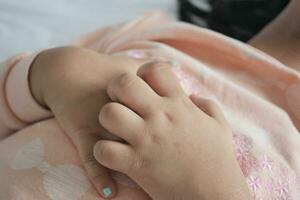 Kind Mädchen mit juckender Haut an der Hand foto