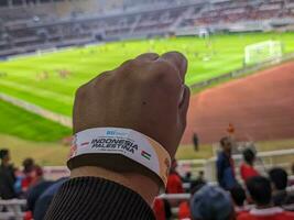 Surabaya, Indonesien - - Juni 2023 - - ein Fahrkarte Armband zum ein Fußball Spiel zwischen Indonesien vs. Palästina foto