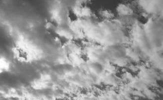 Himmel mit Wolken Hintergrund im schwarz und Weiß foto