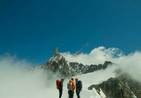 Männer allein im das die meisten schwierig Berge zu Gesicht Natur. mont blanc beim punta Hölle Bronner im Tal d'aosta im das Sommer- von 2023 foto