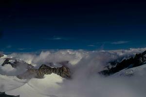 das Berg Angebot von mont blanc bedeckt mit Schnee beim punta hellbronner im Courmayeur im das aosta Senke im Juli 2023 foto