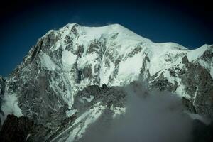 das schneebedeckt Gipfel von mont blanc im das Italienisch Alpen gesehen von punta hellbronner im Juli 2023 foto