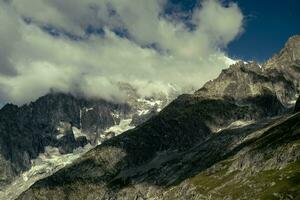 das Berg Angebot von mont blanc bedeckt mit Schnee beim punta hellbronner im Courmayeur im das aosta Senke im Juli 2023 foto