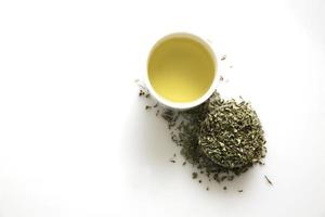 Tasse grüner Tee auf weißem Hintergrund