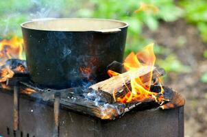 vorbereiten Essen auf Lagerfeuer foto