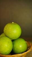 Orange Obst mit Grün schälen mit dunkel Stimmung Fotografie zum Handy, Mobiltelefon Telefon Tapete. vertikal. Porträt foto