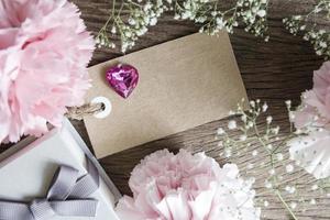 Blankopapieranhänger mit Geschenkbox und Nelkenblumen