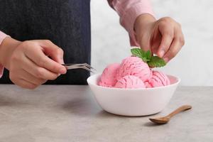 Food-Stylist verwendet eine Pinzette, um gefälschtes Eis zu dekorieren