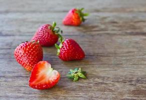 Erdbeere auf hölzernem Hintergrund foto