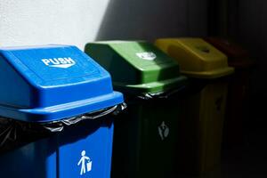 mehrfarbig Müll Müll Behälter foto