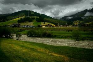 herrlich alpin Landschaften von livigno und valtellina im Juli 2023, das Berge im Sommer- foto