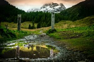 herrlich Landschaften von livigno im valtellina mit es ist Berge im das Sommer- von 2023 foto