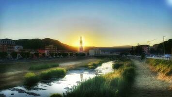 Kairo montenotte Kirche und Glocke Turm mit Blick auf das Bormida Fluss während Sonnenuntergang auf August 10 .. beim das Patronat Fest von san Lorenzo foto